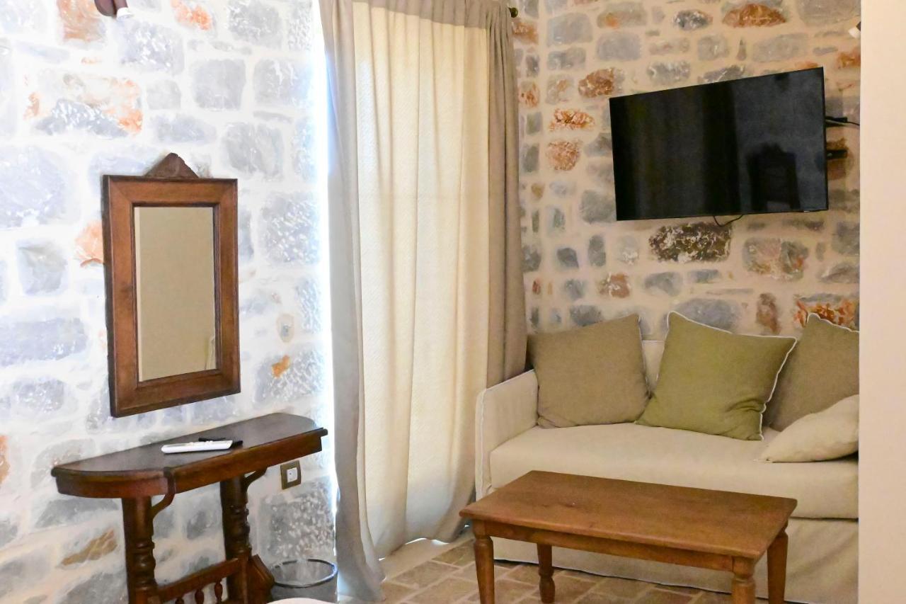 Arapis Rooms & Suites Ájosz Kiprianósz Kültér fotó